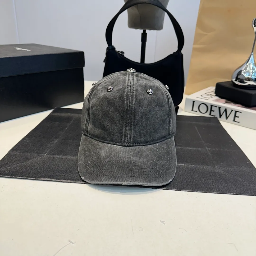 P60 Croxin Autumn New Washed Denim Baseball Cap 🧢 The colors of the small label are really eye-catching. The soft-top design of the entire hat fits perfectly on the head and is very comfortable. The color and texture are relatively retro and very versatile. Highly recommended. A must-have item for everyone.